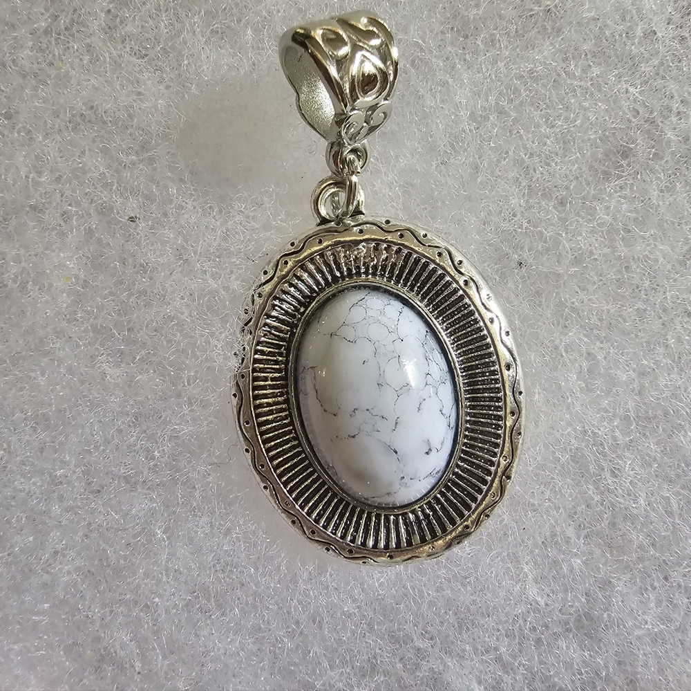 ESTATEFIND NEW EHITE HOWLITE ORNATE PENDANT